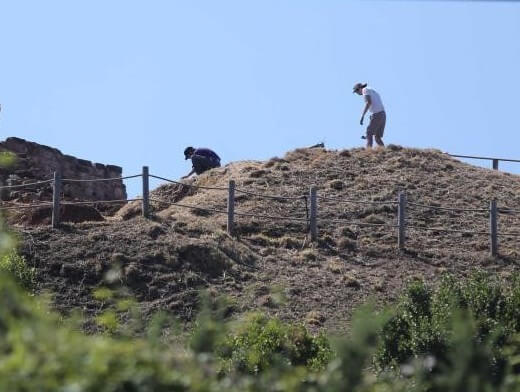 Fernando Mora and Alfonso Martínez cleaning the castle