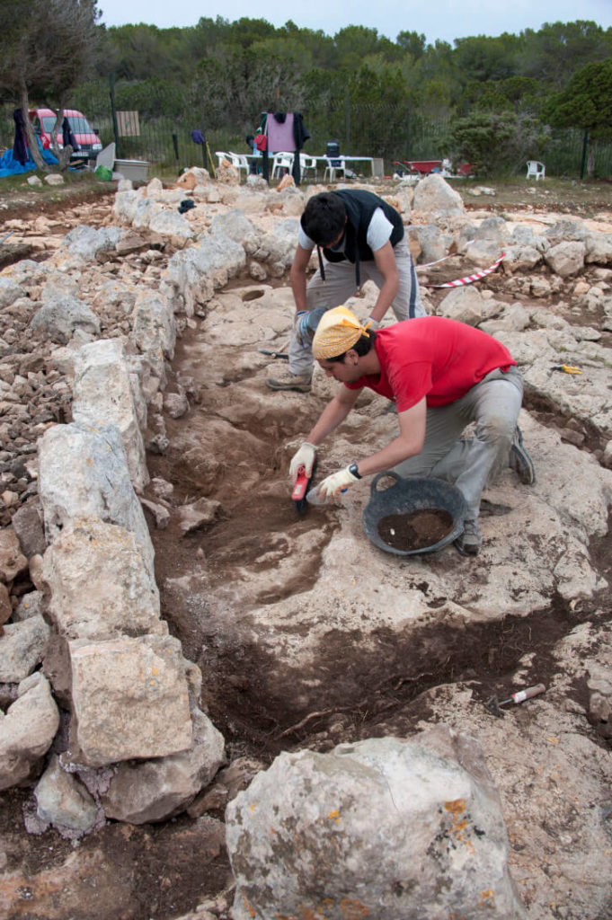 Daniel Pérez and Javier Martín excavating a hut