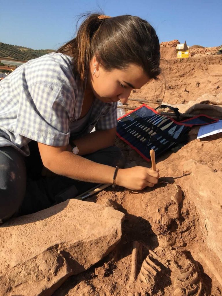 Uxue Pérez-Arzak excavating human remains