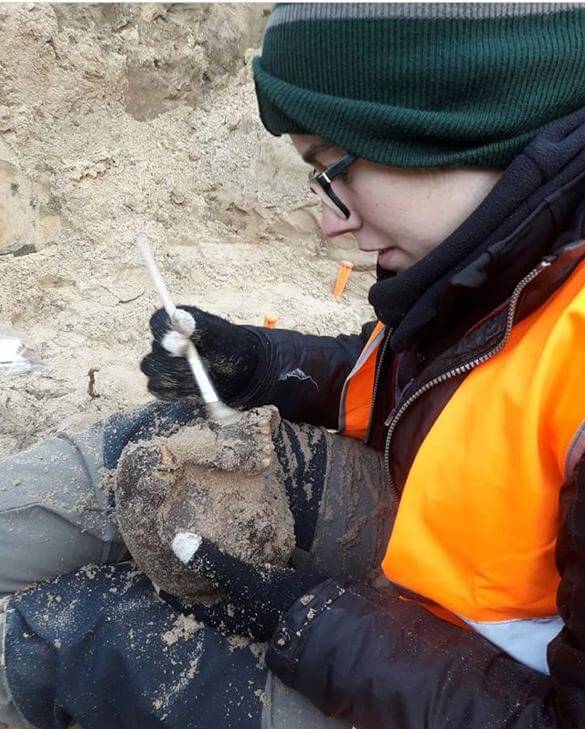 Mar Vergara excavating human remains