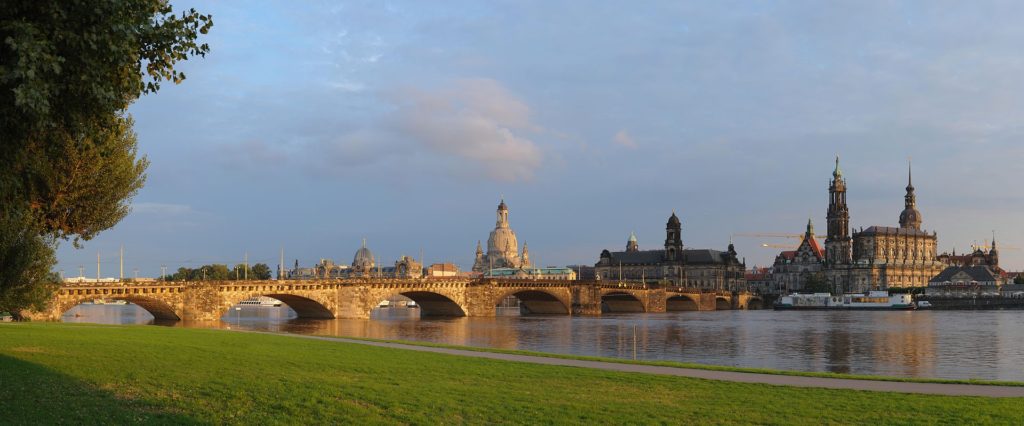 The image shows the historic bridge on the Elbe river and its features.