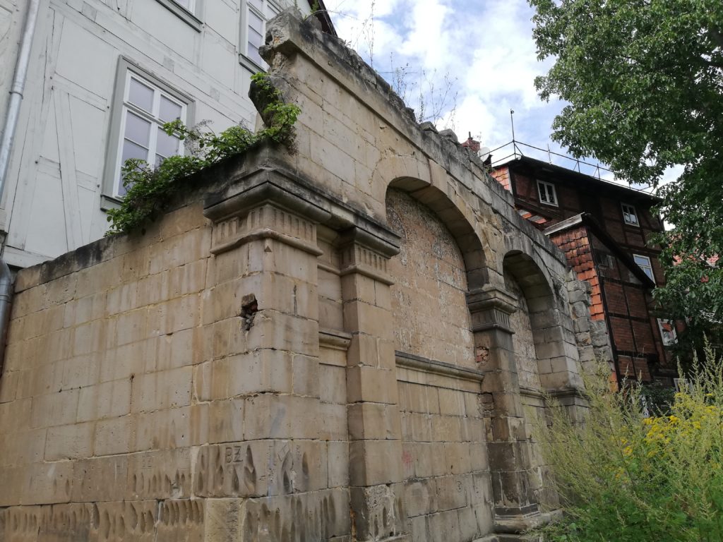 The image shows the remains of the neo-Baroque entrance hall, built in 1879, to the Baroque Synagogue.