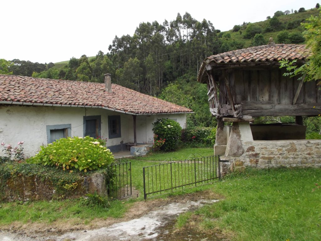 "Hórreo" next to a house