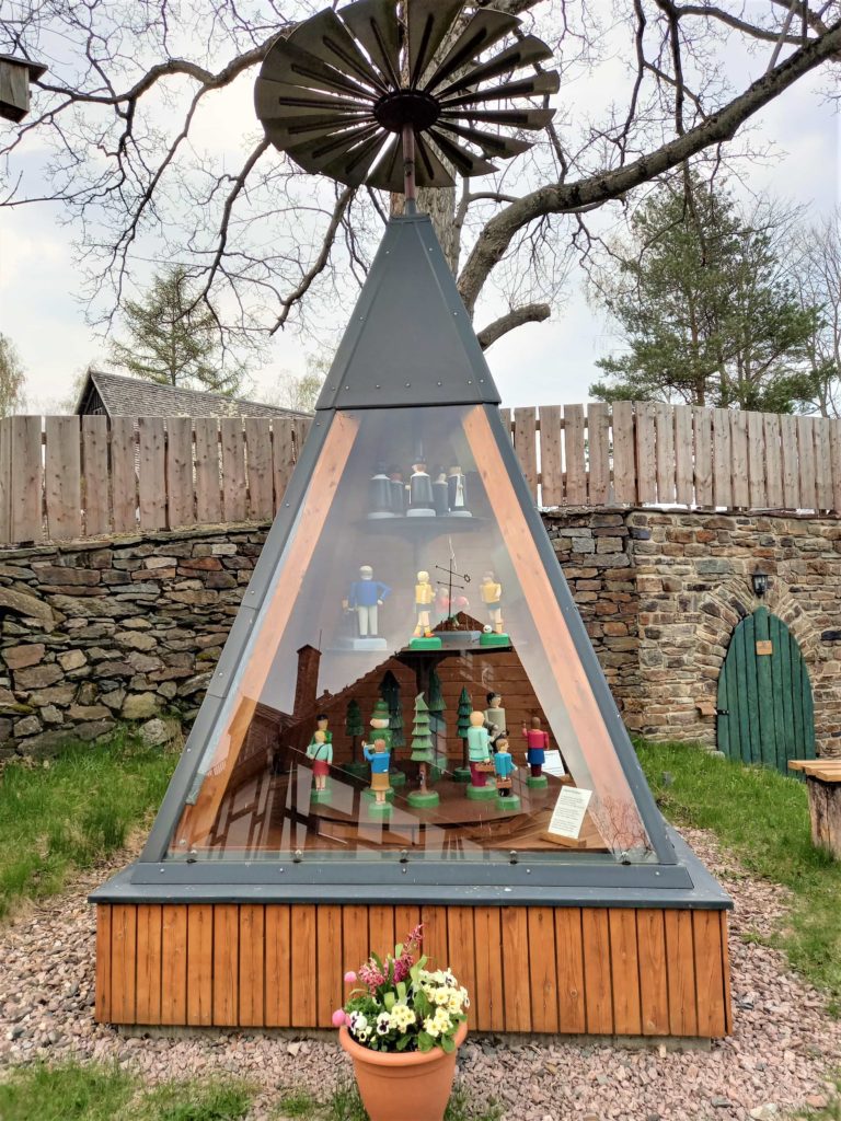 A wooden pyramid with figurines at Huthaus garden (Schneeberg, Gemany)