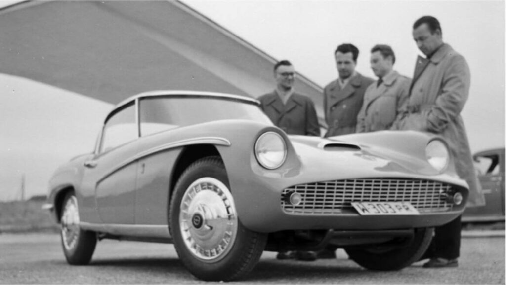 Syrena Sport and its creators at the FSO test track